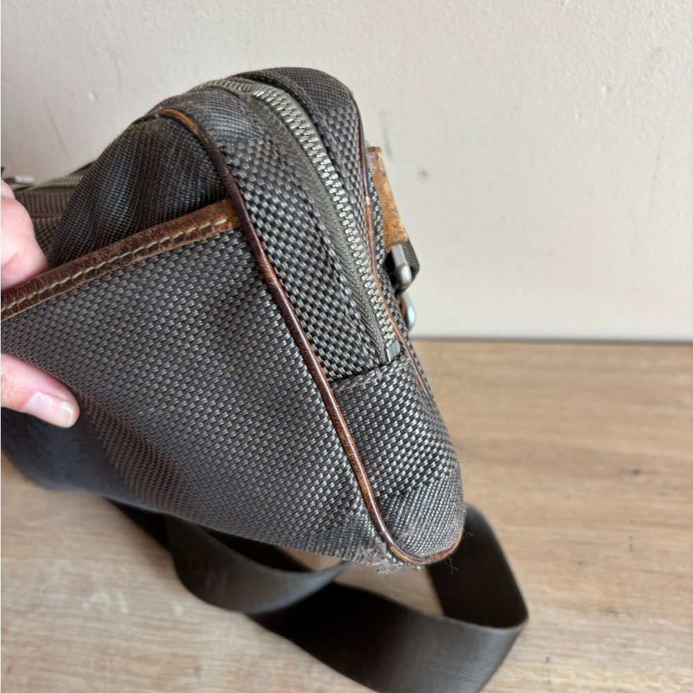 Authentic Louis Vuitton crossbody Fannie pack - Picture 4 of 9